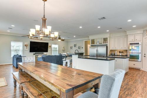 Steps to Surfside Beach: Large Group Gulf Retreat in Surfside Beach