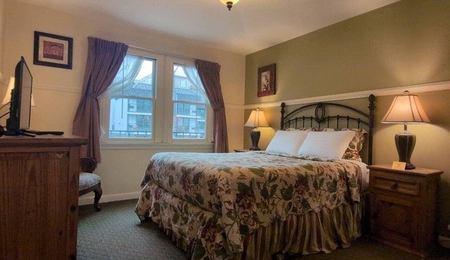 Street-Facing Dog-Friendly Queen Room with Kitchen, Free Parking & Wi-Fi