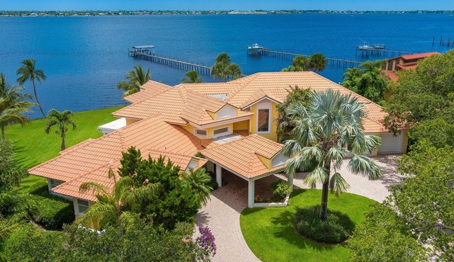 Stuart Riverside Home with pool & hot tub, short drive to downtown & beaches in Stuart