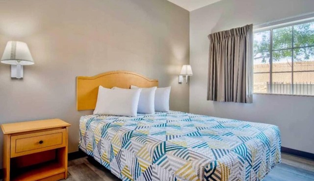 Studio 6 Bakersfield 1 Queen Bed | Mobil