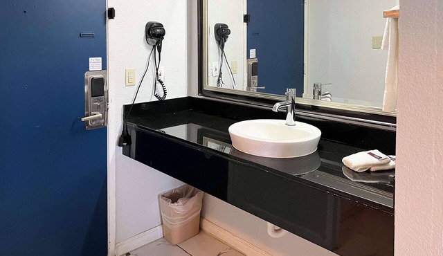 Studio 6 Suites Delano, CA