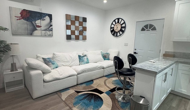 Stunning guest house in West Hills, California with 1 bedroom & 1 bathroom