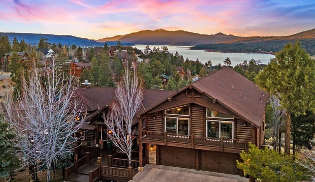 Stunning Lake Views! Luxury! HOT TUB! Pool Table! Gourmet Kitchen!