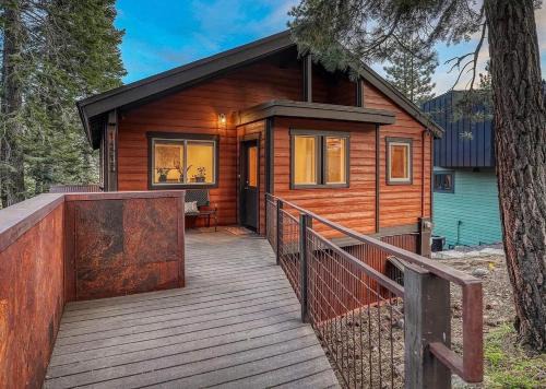 Stunning Lake Views, Hot Tub, & Two Living Rooms