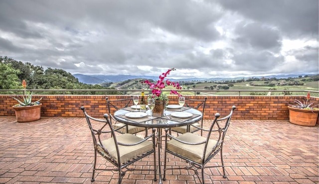 Stunning Panoramic Views- 31 day minimum