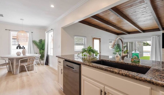 Stunning Retro Beach Oasis, Dual Living, Pool