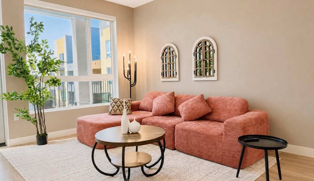 Stylish Apartment Near Disneyland w/Pool & Gym