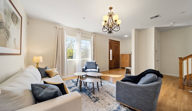 Stylish Mordern Retreat - 4 Beds house Free Onsite parking