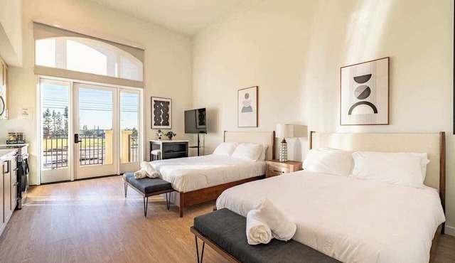 Stylish Studio Retreat｜2 Queens｜Pool, Spa & Lounge Access in Montclair