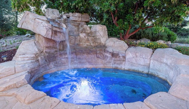 Summer Place! - Country Living with Waterfall Spa and Table Fire Feature!