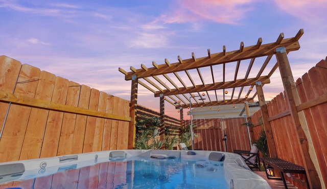 Summer Relax & Unwind @ Genesis Oasis - Wifi + Spa! Pet Friendly!