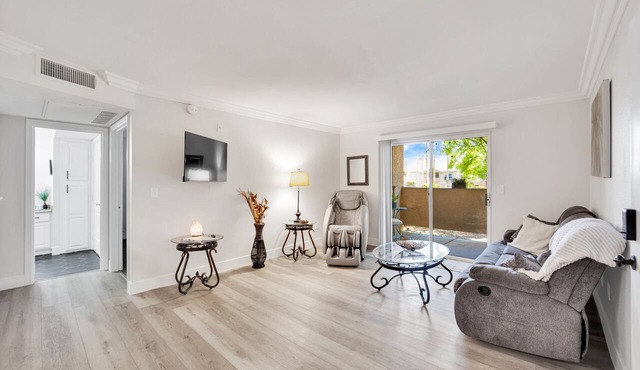 Summer Special 30% off Serene Cozy Condo WITH GORGEOUS POOL & GYM!