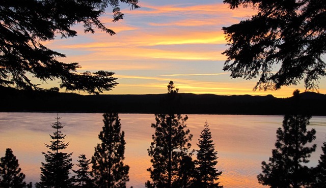 Summer Vacation Rental Lake Almanor Country Club. Gameroom, Sleeps 10. Spacious
