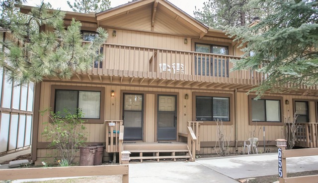 Summit Getaway Condo - Affordable and ideally located, Wood burning fireplace! Walk to Ski Resort