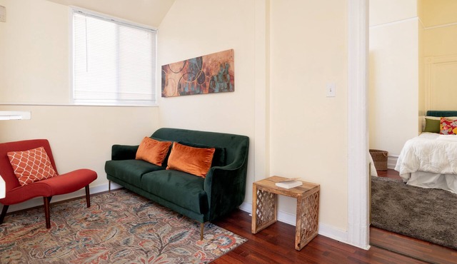 SUNNY & SPACIOUS FLAT IN DOWNTOWN