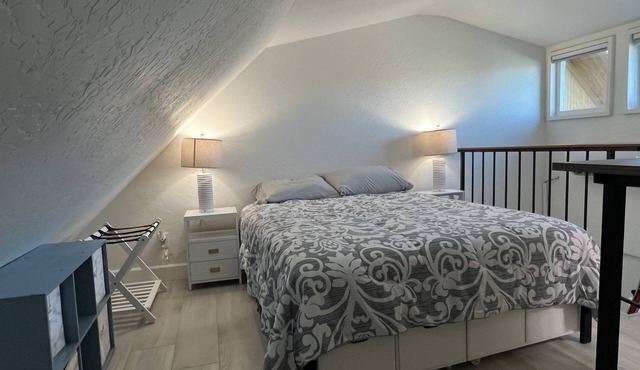 Sunny Studio near Water Street - Unit B