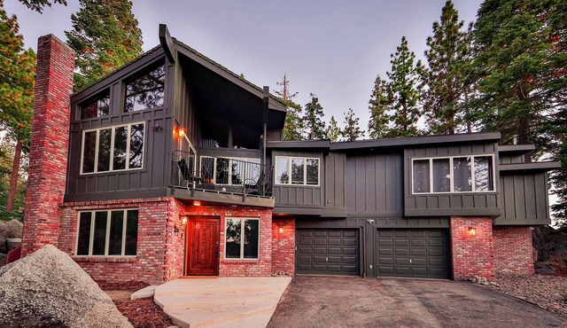 Sunset Cove – Stunning Tahoe Retreat for 8, Short Walk to Lakeshore!