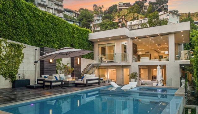 Sunset Heights - Elegant Modern Villa with Beautiful Views in the Hills
