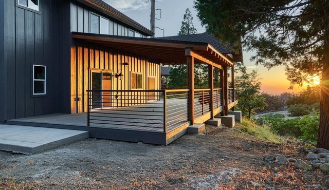 Sunset Retreat ~ AC, Big Views & Dream Deck