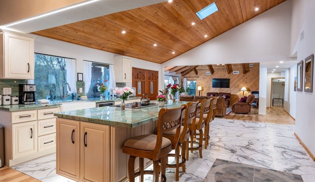 Sunset Retreat- TWO houses with hot tub, firepit, multiple kitchens, sleeps 20!
