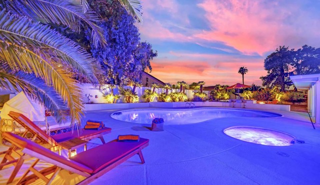 Sunset Royale - The Ultimate Vegas Getaway