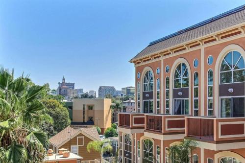Super Bowl Condo 12 Min Walk to Light Rail