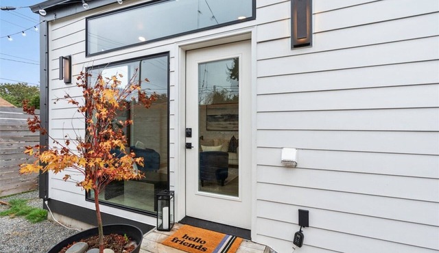 Superbly located Tiny house all Decked Out in Seattle