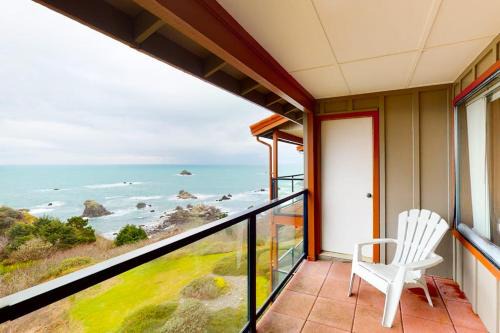 Sweeping Oceanfront Views Await Tranquil Condo with Balcony Beach Access W&D in Brookings