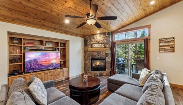 Tahoe Adventure Cabin: Hot Tub, Games, Bunks