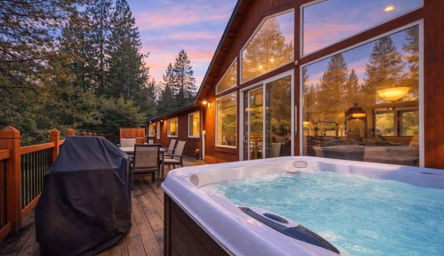 Tahoe Home Base: Hot Tub, Pool Table, Fireplaces