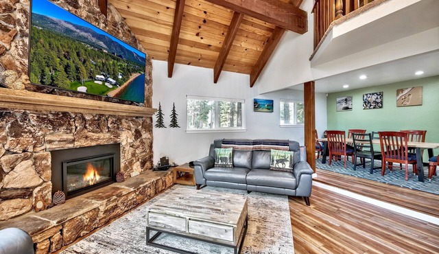 The Bear's Den: Pet Friendly, Game Room Loft, Bunks, 6 Guests+Extra Kids 5 Years Old and Younger