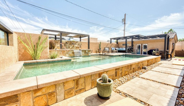 The Bullpen: Spacious Retreat, Sleeps 21! Pool-Spa-Casita-Ample Parking