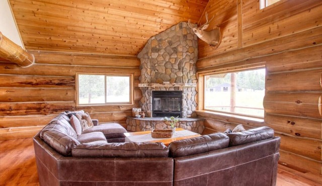 The Cabin · Rustic Log Cabin with Pasture and Mountain Views in Cocolalla