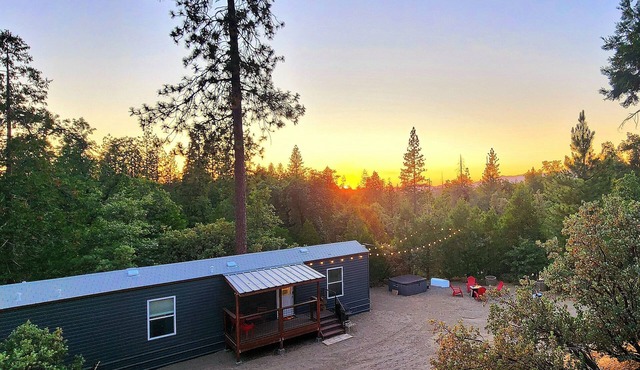 The Fox Den~cabin near Bass Lake w/a spa, fire pit, king bed & forest access