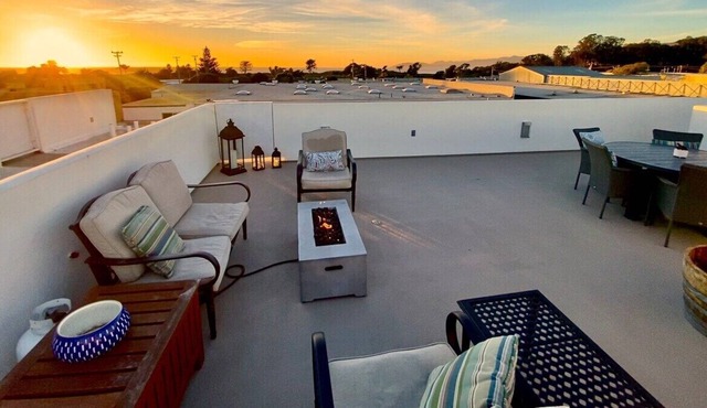 The Getaway: Private Roof Deck, Walk to Beach