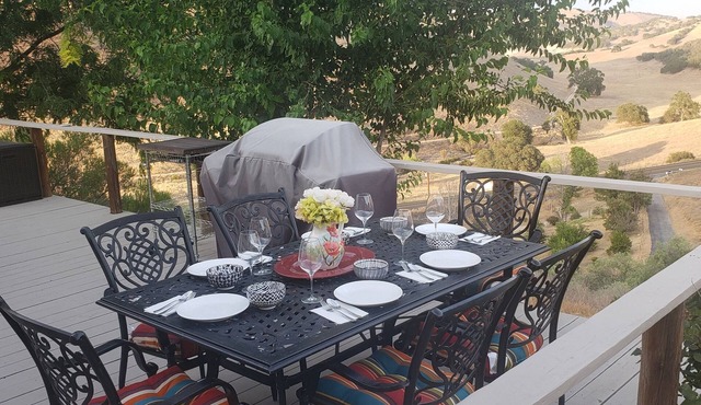 The J's Nest Cottage - Quiet Country Cottage with Mountain Views!