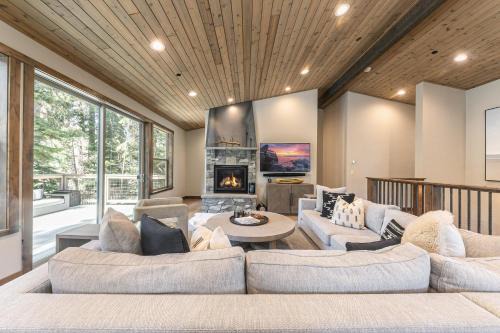 The Lodge on The West Shore by Tahoe Getaways - Pet Friendly 5BR w Private Hot Tub and Enclosed Yard