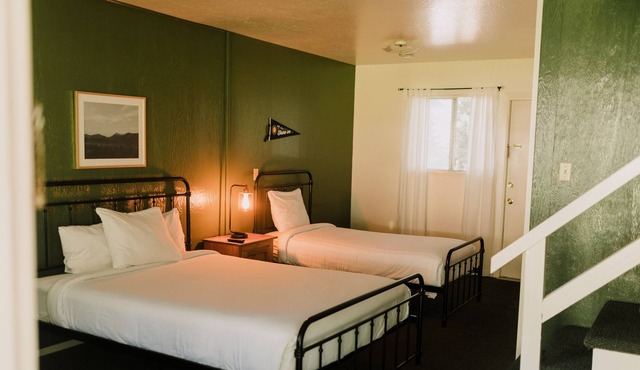 The Long Barn Lodge - Queen + 1 Twin Room