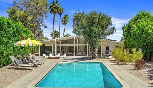 The Mod Cherry - Luxury Meets Retro Charm: Stay in a Stunning Palm Springs Retreat
