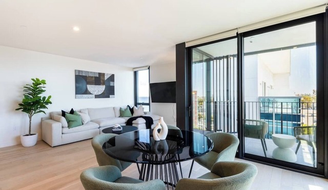 The Pearl Coast Luxury 2BR Santa Monica Escape – Rooftop Pool, Gym & Sauna