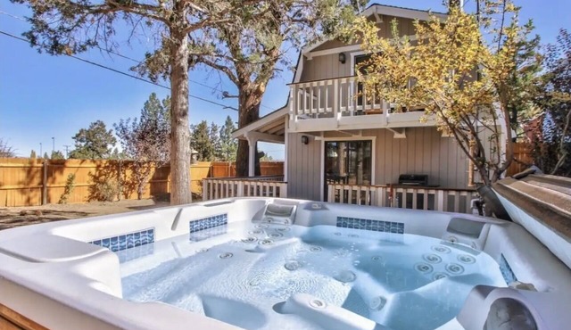 The Raccoon Retreat + Firepit + Spa + BBQ