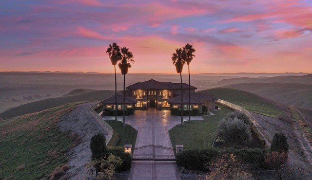 The Shandon House - Magnificent Views From A Spectacular Hilltop Home!
