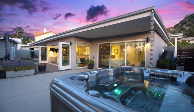 The Skyline: HOT TUB/Views/Firepit/Chic 3BR