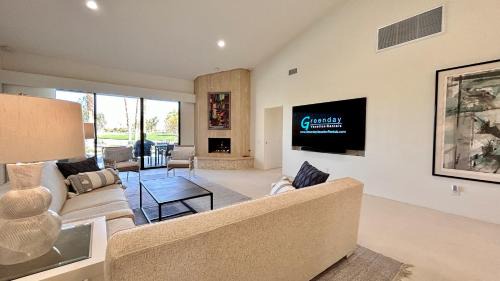 The Suite Spot: renovated, contemporary, 3 private suites, lap pool and spa. A Greenday property. in Rancho Mirage
