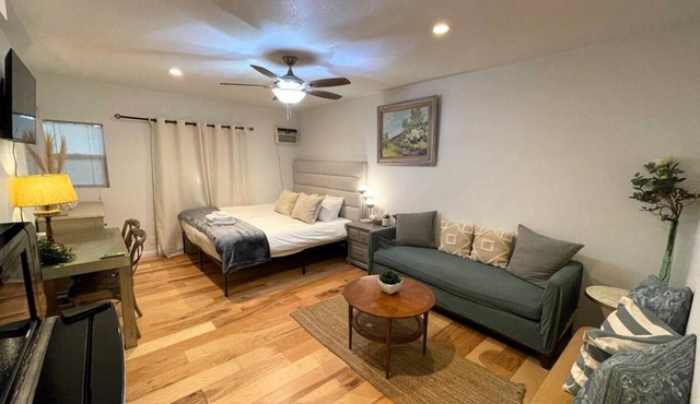 The Urban Studio Hideaway: King-Sized Comfort, Convenient Parking, and Laundry Access