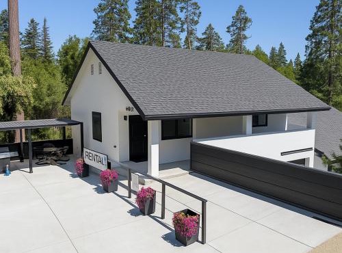 The White House Coveted Triplex Near Lake