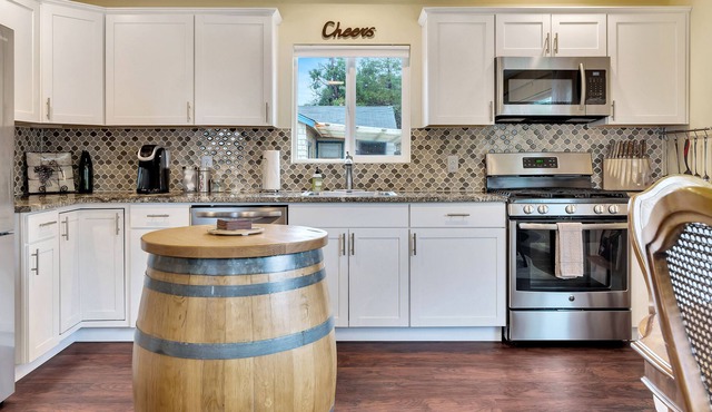 THE WINE BARREL-The Westside Cottages 2 Bed/2 Bath