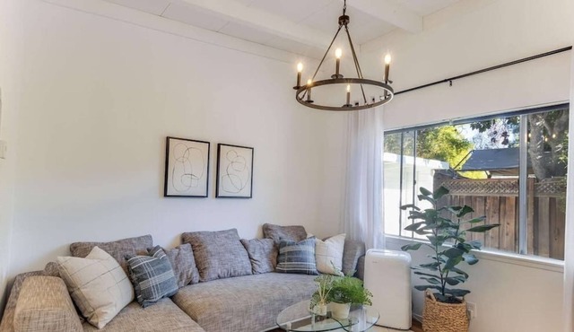 This house is a 1 bedroom(s), 1 bathrooms, located in Mountain View, CA.