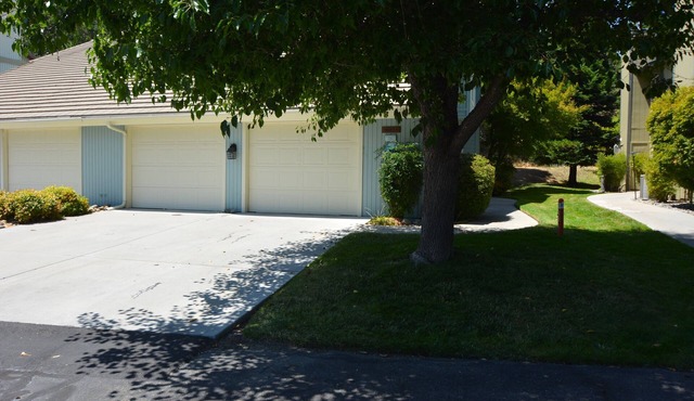 This townhouse is a 3 bedroom(s), 3 bathrooms, located in Bass Lake, CA.