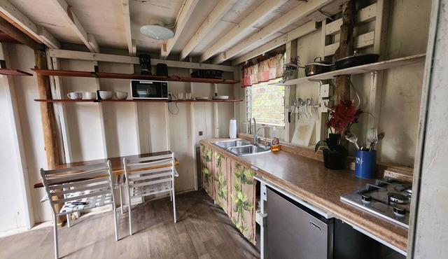 tiny home 2 rustic with kitchen near Volcano National Park in Pahoa